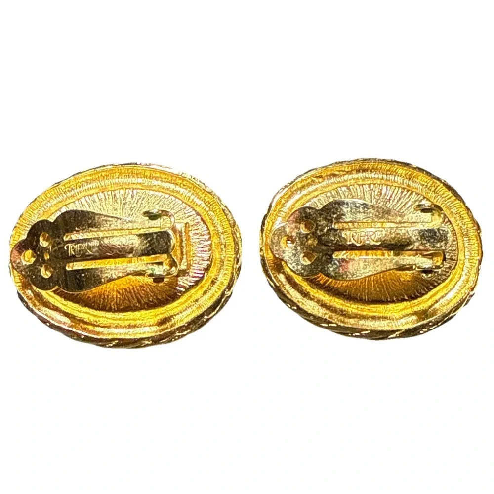 Vintage Trifari Retro Faux Pearl and Gold Tone Oval Clip On Earrings J15-25